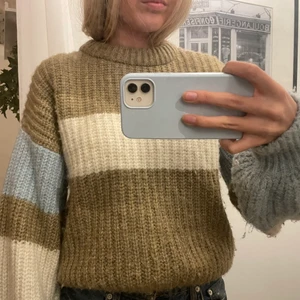 Stickad tröja nakd - Säljer denna supermysiga stickade tröjan från Louise Jorge X nakd. Storlek Xs men oversized så passar Xs-M skulle jag säga. Superfint skick, knappt använd.