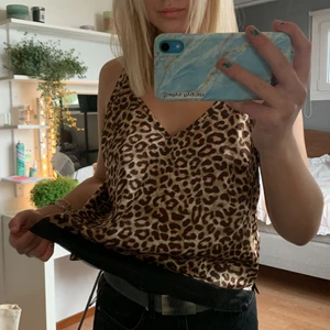 Blus - Säljer denna coola blusen/linet då jag inte använder det längre,den är i bra skick,den har två små slitsar på sidorna och man kan justera banden på den.