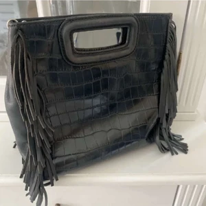 Maje väska - Säljer denna skit snygga äkta maje väska. Den är sparsamt använd och fortfarande i bra skick. Svart med krokodilmönster