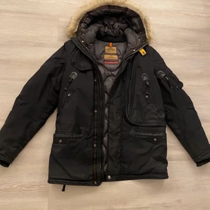 Parajumpers - Storlek S. Köpt på Sea Life Emporia. Nypris: 8499kr. Säljs för: 5000kr.  Välvårdad, säljs pågrund av köp av ny jacka.