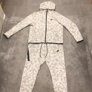 nike tech fleece tracksuit - Nike tech fleece tracksuit i storlek L. Ordinarie pris ligger på 2200kr men jag säljer den för 1250 pga stor storlek. Använd några få gånger, kan behövas att tvättas.