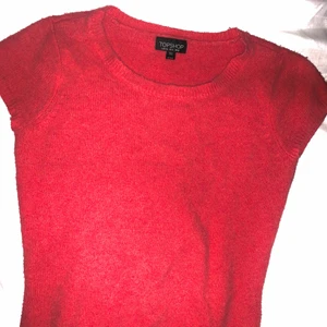 stickad topp - rosa/röd stickad topp, perfekt till hösten. mer accurate färg på andra bilden💓