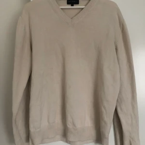 hösttröja - beige stickad tröja. köpt secondhand, men jättefint skick. Storlek L, men passar mig som vanligtvis har s-m💗