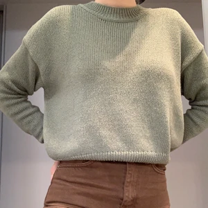 Grön stickad tröja - Gammal stickad tröja, stl xs men passar bra på mig som är  s/m, litet hål på insidan av handleden (sista bild) som limmats ihop men inte syns när man har på sig den, basic plagg som går med allt, köpare står för frakt🤎