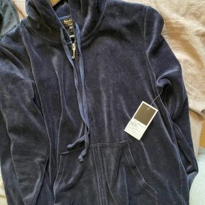 Juciy couture kofta  - Säljer min sprillans nya kofta från juciy couture i storlek L. Köpte den här om dagen men vill hellre ha en rosa. Prislappen sitter kvar 😊💓 Frakt ingår om du köper den för priset som står och det är endast spårbar frakt som gäller här!💓 kvitto finns så den är inte fejk 