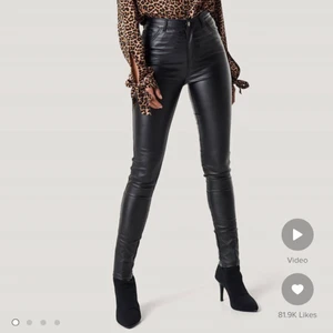 Vaxade byxor - Säljer mina Waxed High Waist Trousers från NA-KD då dom är för små för mig. Byxorna är endast använda en gång och är därför i nyskick. Köpta för 399. 