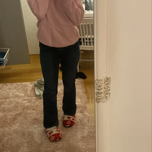 lågmidjade jeans - ifrån levis, har sytt upp dom lite men inget som syns 💜oklar storlek men xs-m