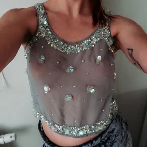 Paljett dröm  - En super söt paljett topp i en ljus pastel blå/grå färg ursprungligen från Asos i stlk 34 passar 34-36. Perfekt topp inför kommande fest/högtider ❄️✨