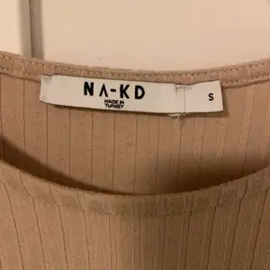 Beige maxiklänning från NA-KD, i nyskick använd ca 1 gång. Normal i storleken. 