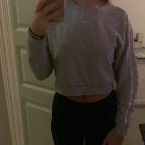 tröja  - en grå ganska kort tröja från gina. köpt för ca ett år sen och är väldigt skön. passar till de mesta! 