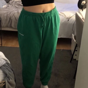 Gröna mjukisbyxor  - Säljer dessa mjukisbyxor då jag aldrig använder dem. Använt max 3 gågner, nyskick. Kan mötas upp eller frakta, köparen står för frakten. (Står easy soul på benet)