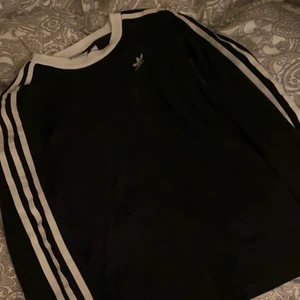 Adidas tröja  - Knappt använd, kan skicka bättre bild vid intresse 