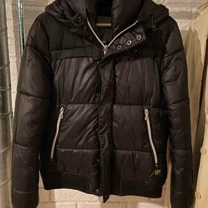 Pufferjacket - Pufferjacket från G-star i Barn L. Passar xs om man vill ha den större men även M men då är den tightare.