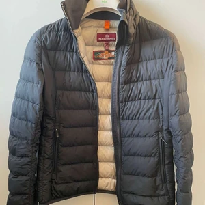 Para jumper  - Parajumper jacka som köptes för 1 år sen inte använd så mycket bara ett par gånger i hösten, fortfarande i bra skick. storlek S säljs för 1999kr+ köparen står för frakten