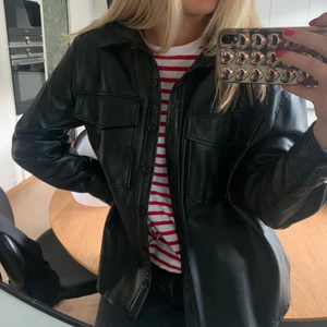 Skinnjacka - Jätte fin skinnjacka/skjortan as bra skick. Köparen står för frakt.💖