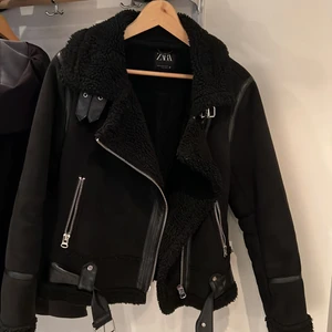 Höst/vinterjacka från Zara - Jacka är i bra skick och använd fåtal gånger. Den är perfekt till hösten eller vintern, tyvärr är den för liten för mig och därför säljer jag. ☺️