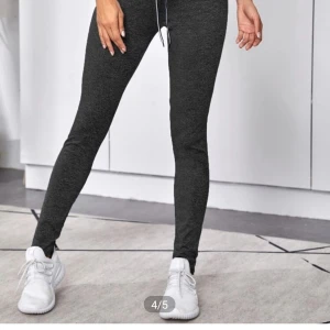 Shein mjukisbyxor  - Säljer dessa byxorna från shein då de var för långa för mig. Det är storlek S. 