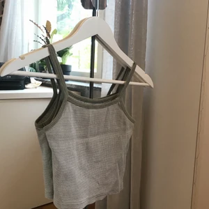 2 toppar 🌟🌟 - Bra skick, köpta för nypris 180 kr styck!! Båda är i storlek M och är från pull&bear. Köp 1 linne för 100 kr +frakt eller 2 linnen för 150 kr +frakt 💕