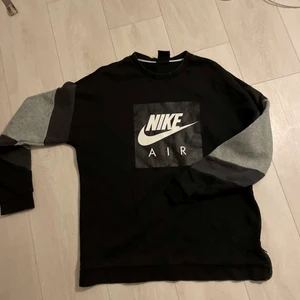 Nike tröja - Fin Nike tröja i stolek M. Mycket bra skick. Säljes billigt då det inte finns plats i garderoben. Buda eller skriv privat. Hämtas i Eskilstuna annars tillkommer frakt kostnad.