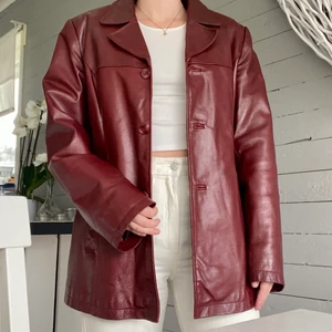 Skinnkappa - Säljer en röd skinnkappa. Köpt second hand, använt skick men fortfarande fin! Vet ej strl men jag brukar ha  36 på jackor och är 168cm! Den sitter oversized. Köpare står för frakt❤️