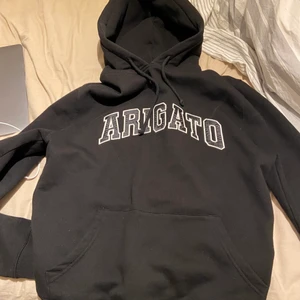 Arigato hoodie - Säljer nu min fina hoodie från arigato. Använd enstaka gång. Nypris 1699kr. Den är i small men jag brukar ha s-m och den sitter inte alls litet