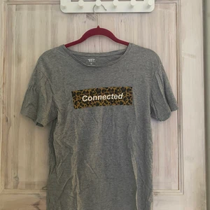 Grå tshirt - Jättefin T-shirt från lager157 med leopardmönstrat på bröstet. Frakt tillkommer.