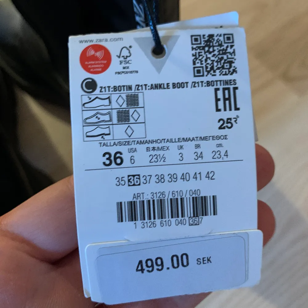 Helt nya Plana Boots med räfflad sula från Zara. Denna modell säljs inte längre. Prislapp finns kvar.  Nypris: 499 kr Mitt pris: 300kr   Hämtas i Stockholm :)  . Skor.