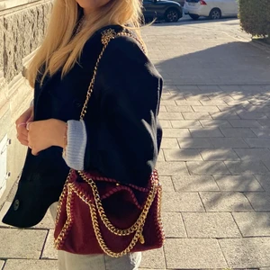 Stella McCartney  - Tänkte kika intresset på min vinröda stella McCartney väska med guldkedjor i nyskick❤️❤️ modellen är mini falabella tote. Har kvar boxen, etiketter och serienumret men tyvärr inget kvitto. Buda!! Senaste bud: 6000 eller köp den direkt för 7000