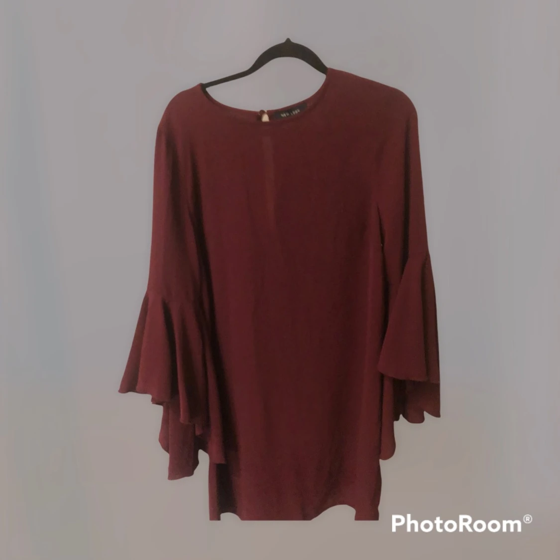 Knälång klänning med volang detaljer