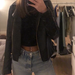 Skinnjacka  - Jättefin jacka från river island som inte kommer till användning längre. Bra skick!! 