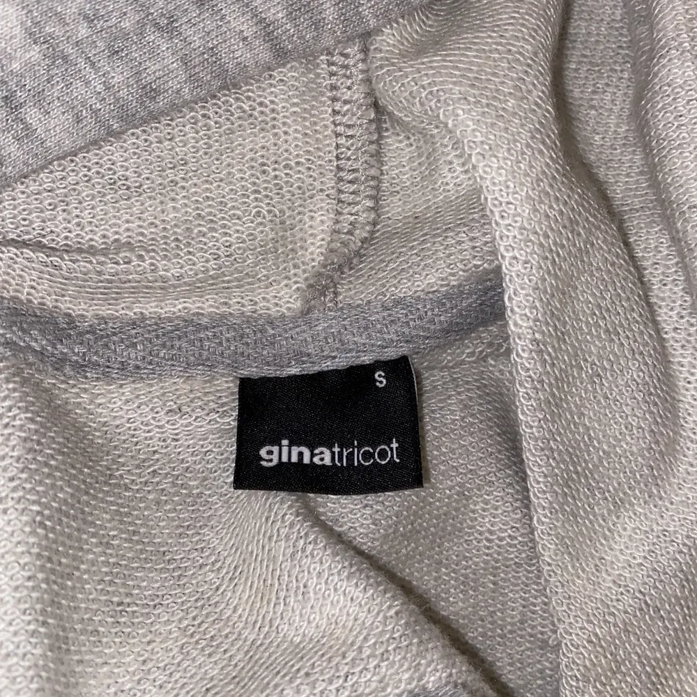 En skön croppad grå hoodie i storlek S från Gina. Använd få gånger. Köpt för 249kr. Köp för 49kr+ frakt (52).. Tröjor & Koftor.