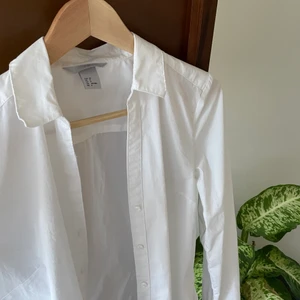 Vit skjorta  - Vit skjorta från h&m i bra skick
