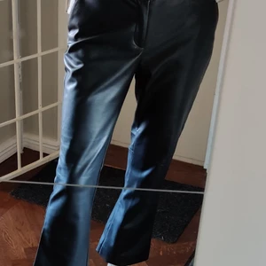 Twist&Tango vegan leather byxor, size 40 - Superbekväma, utsvängda, nästan nya byxor i läderimitation. Storlek 40 och true to size.  Nypris 899 SEK. Köparen står för frakten, kan också hämtas  i centrala Malmö.