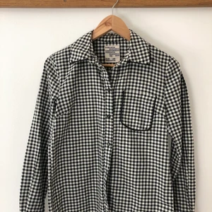 Baum und pferdgarten skjorta/blus  - Super söt Baum und pferdgarten skjorta/blus i strl 34 (kan ev passa en 36), i bra skick, knappt använd.                Nypris: ca 1200kr