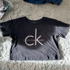 Calvin Klein tröja - Calvin Klein tröja i storlek S men passar även M. Har en exakt likadan i grå på min profil också.
