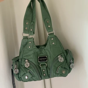 GRÖN ”VINTAGE” VÄSKA - ❌!!BUDGIVNING AVLUTADL!!!❌ Skit fin grön helt ny väska med prislappen kvar!💚 Otroligt rymlig med massor av olika fack (medföljer även ett längre band). Tycker den är skit snygg, speciellt färgen, men tyvärr har den inte kommit till användning något ännu och då känns det bättre om någon annan kan få användning av den! Om du har frågor eller vill se fler bilder, tveka inte med att höra av dig!💜💜 Kan mötas upp i Stockholm. 