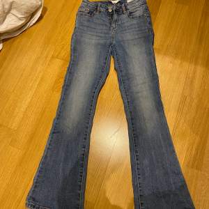 Ett par lågmidjade jeans använt ett fåtal gånger men är super fina fortfarande, dom är ganska korta i längden så skulle passa någon som är runt 165 ksk