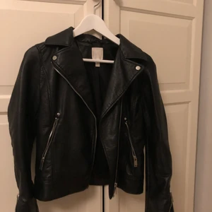 Svart skinnjacka  - Jättefin skinnjacka, köpt för ungefär ett år sen men har inte använt mycket alls. Den är i jättebra skick men passar tyvärr inte mig längre💕 buda i kommentarer, skriv för fler bilder eller frågor💛