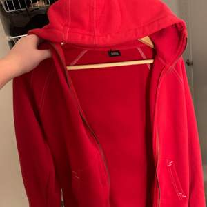 Så snygg röd zip hoodie! Använd typ 3 gånger. Jätte fin med typ ett linne under och ha den öppen, eller att ha den stängd. Den är i storlek M på damavdelningen men skulle säga att den är mer som S. Köparen står för frakten!📦💕 KÖP DIREKT FÖR 100!💕😊