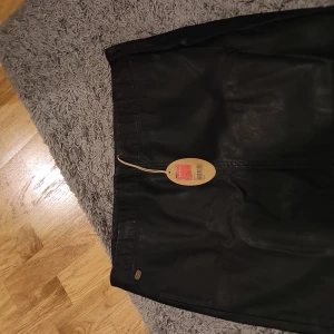 Skirt - Short skirt for fuller women,size 42, material leather, new never worn for various festive occasions or for a club 😊 . Delivery is available .