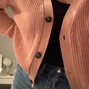 Stickad kofta i strl M - En snygg, skön stickad tröja i strl M som även passar för S. Den är en fin rosa färg som jag använt fåtal gånger från Lager 157! Köparen står för frakt💫