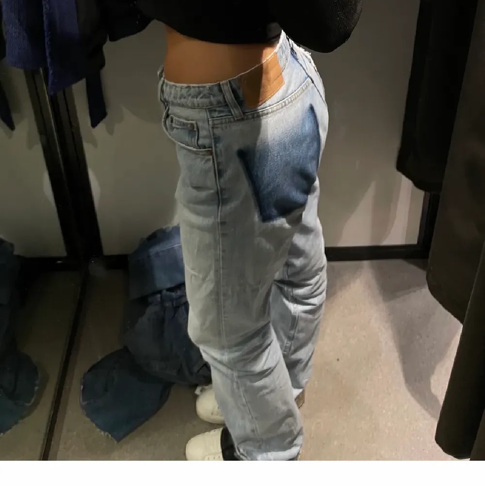 LÅNAD BILD! Säljer mina ljusblåa zara mid Rise jeans med en avklippt vänster ficka. Ser ut som på bilden. Om ni vill ha mer bilder kom privat. de är avklippta lite där nere för att passa min längd (160) 💕 frakt tillkommer . Jeans & Byxor.