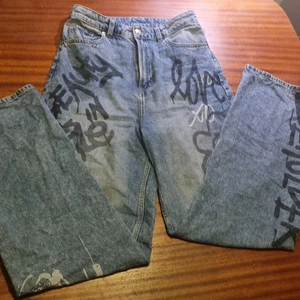 Sjukt snygga slutsålda jeans  - Sååå snygga! Storlek 36. Tror de är slutsålda. Använt ca 2 gånger. 99 kr + 66 kr frakt. Samfraktar vid köp av flera varor ❣