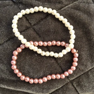 Armband  - Rosa & vita armband! Oanvända <3 10kr/st eller båda för 15kr