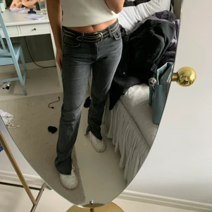 Zara jeans - Säljer dessa jeans från zara med låg midja & slits. små slitningar längst ned på jeansen, skriv för bild. Har vanligtvis 36 i jeans och är 168 cm lång. Frakten kostar 66kr