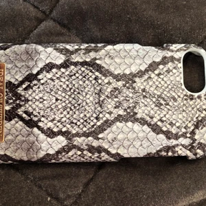 Telefonskal  - Telefonskal, orm skin. Använd få gånger. Gott skick!