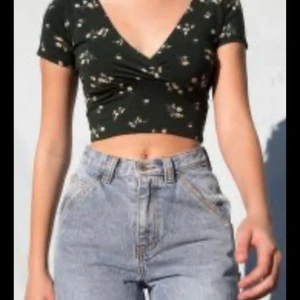 blommig topp - en superfin blommig topp med v-ringning❤️‍🔥 knappt använd!!💕