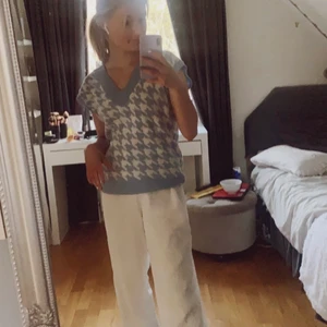 Ljusblå väst - Säljer denna fina väst då den inte kommer till användning💕 den är i storlek s men jag skulle säga att den passar allt ifrån xs-L beroende på hur man vill att den ska sitta💕 den är i bra skick!