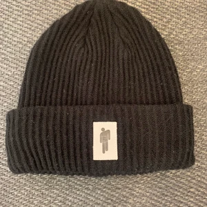 Billie elish - Billie elish mössa i väldigt bra skick. Köpt från hm, ny pris: 150kr