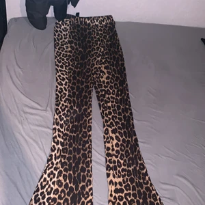 SHEIN storlek XS  - Fina leopard byxor och lite för långa men det går att sy upp och ett väldigt bra skick 
